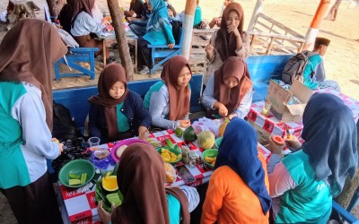 Lepas Penat Usai Asesmen, Siswa MANU Lasem Meriahkan Class Meeting dengan Lomba Hias Rujak di Pantai Dasun